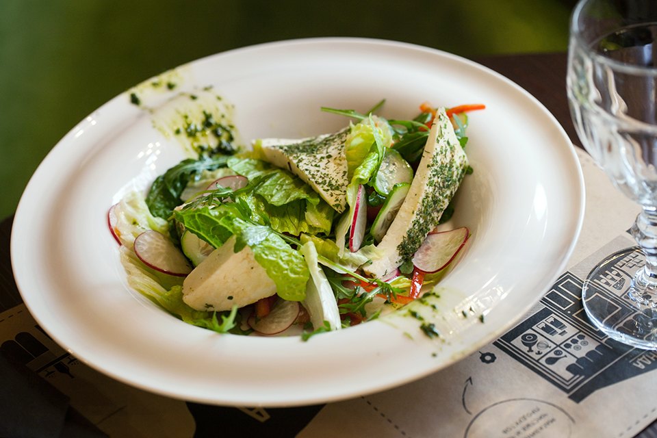 официант с подносом. вакансии в ресторанах москвы. вакансии в ресторанах москвы. вакансии в ресторанах москвы. ресторан арти букко.